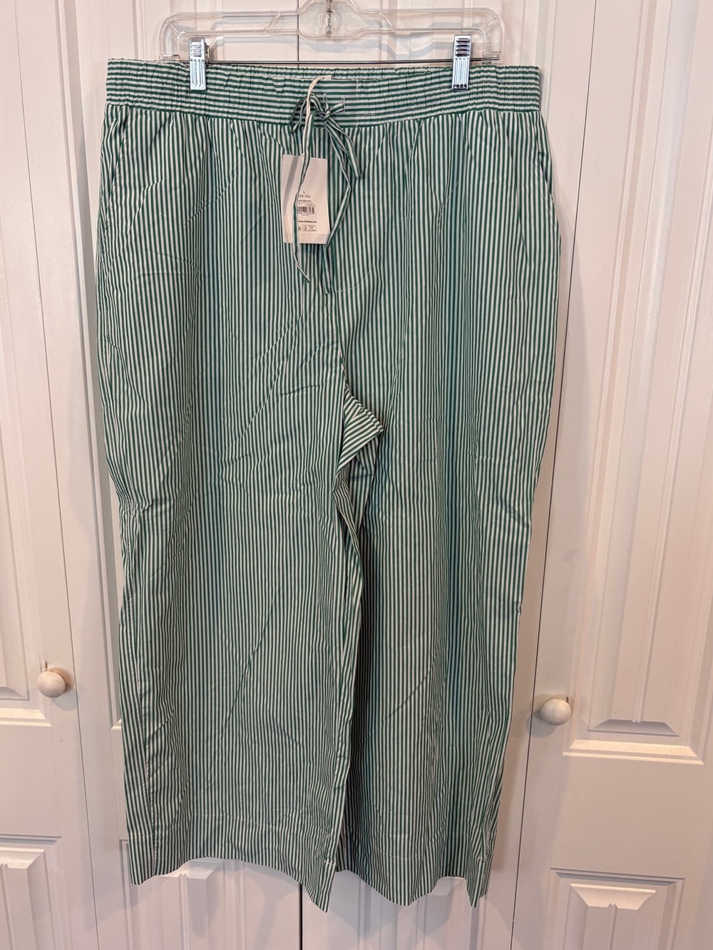 Free assembly white and green stripe crops size large